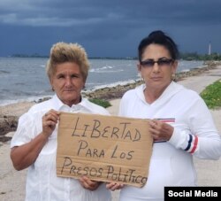 Las Damas de Blanco Leticia Ramos Herrería (der.) y Odalis Hernández.
