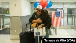 ARCHIVO - Elián Coto Sierra de Edeity abraza a su hermano, Maikel Antonio Coto Salazar, de Cuba, quien llega a Miami con el parole humanitario otorgado por EEUU