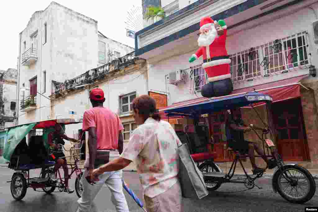 La imagen de Santa Claus decora un comercio en La Habana, esta temporada navideña.&nbsp;REUTERS/Alexandre Meneghini