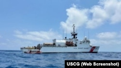 La tripulación del guardacostas Walnut repatrió a 26 migrantes irregulares a Cuba el viernes, luego de ser interceptados cerca de los Cayos de Florida. (USCG)