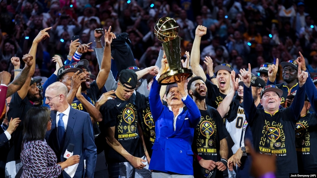 El propietario de los Denver Nuggets, Stan Kroenke sostiene el Trofeo del Campeonato de la NBA después de la victoria del equipo sobre el Miami Heat. (AP/Jack Dempsey)