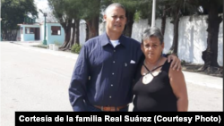 Humberto Eladio Real Suárez posa junto a sus familiares, tras ser excarcelado este jueves 30 de marzo de 2023, en Matanzas.