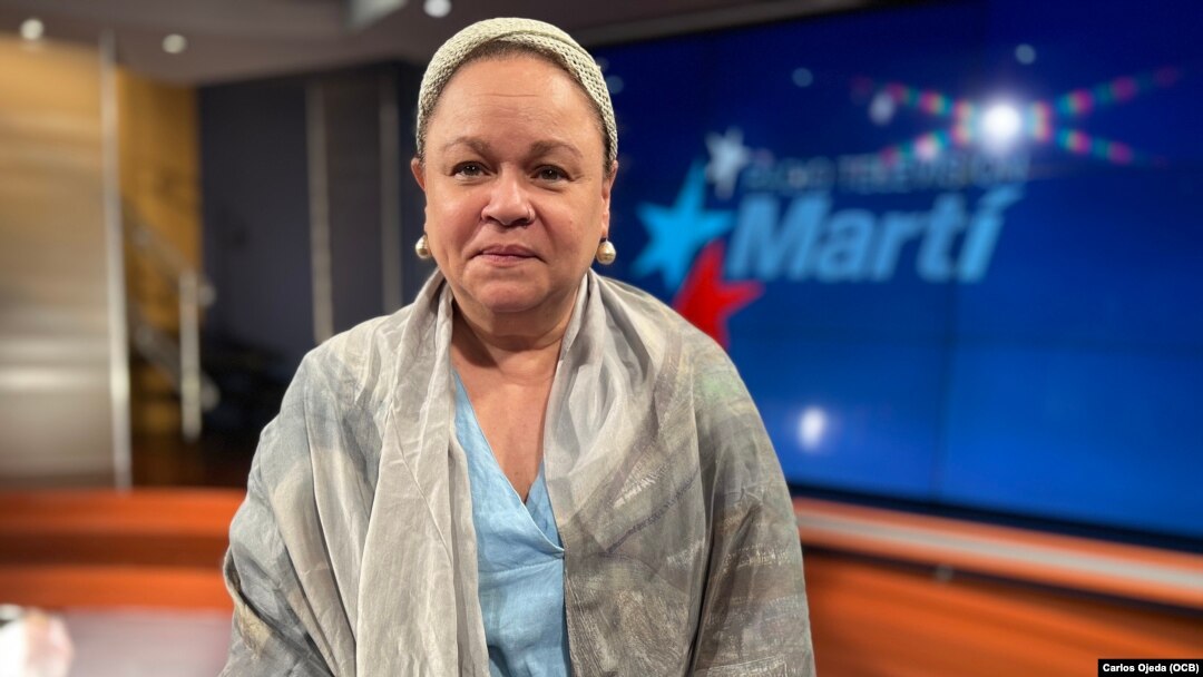 La escritora cubana Zoé Valdés durante una visita a los estudios de Martí Noticias.