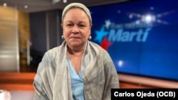 La escritora cubana Zoé Valdés durante una visita a los estudios de Martí Noticias.
