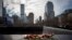 Flores cubren los nombres de las víctimas del atentado al World Trade Center, en el Museo y Memorial Nacional del 9/11, en Nueva York. (Reuters/Archivo)