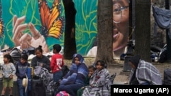 Migrantes acampan frente a la iglesia de la Santa Cruz y La Soledad, el martes 26 de diciembre de 2023, en la Ciudad de México. (AP Foto/Marco Ugarte)