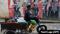 Hombre transportando bebidas en La Habana el 20 de diciembre de 2023. (Yamil Lage/AFP).