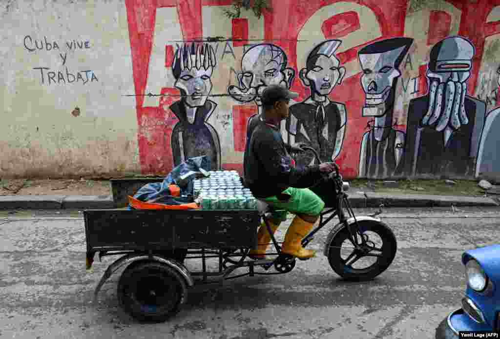 Un hombre transporta latas de cerveza en su motocicleta, en La Habana, el 20 de diciembre de 2023. 