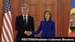 La Presidenta moldava Maia Sandu y el Secretario de Estado de EEUU Antony Blinken se estrechan la mano durante una conferencia de prensa en Chisinau, Moldavia, el 29 de mayo de 2024. REUTERS/Vladislav Culiomza