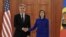 La Presidenta moldava Maia Sandu y el Secretario de Estado de EEUU Antony Blinken se estrechan la mano durante una conferencia de prensa en Chisinau, Moldavia, el 29 de mayo de 2024. REUTERS/Vladislav Culiomza