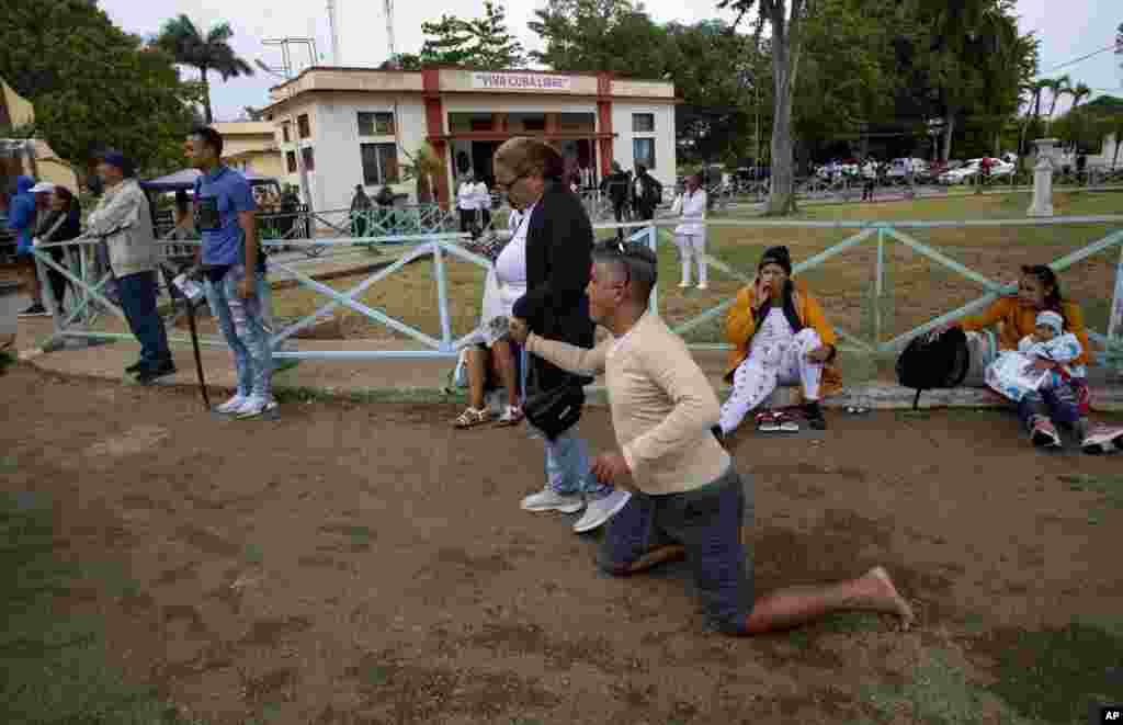 Miles de cubanos acuden al Rincón, el santuario dedicado al santo católico San Lázaro, cada 17 de diciembre, para mostrar su devoción y rogar por salud, prosperidad y bendiciones para ellos y sus familias.