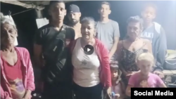Familiares de balseros cubanos piden ayuda para que no sean devueltos a la isla desde un video filmado desde su pueblo en Chambas, Ciego de Avila.