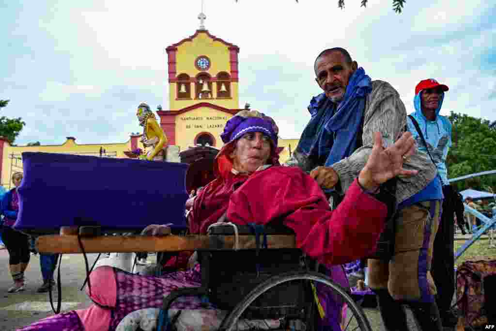 Peregrinos se dirigen al Santuario Nacional de San Lázaro, en el Rincón, La Habana, para venerar al milagroso santo católico, o a su equivalente en la religión yoruba, Babalú Ayé.