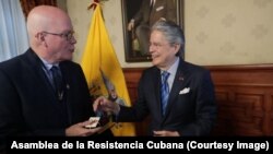 El presidente de Ecuador Guillermo Lasso recibiendo al Dr. Orlando Gutiérrez Boronat, coordinador de la Asamblea de la Resistencia Cubana, en Quito, Ecuador.