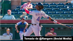 Julio Pablo Martínez en una imagen promocional de los Texas Rangers publicada en las redes sociales del equipo.