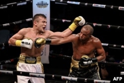 El uzbeko Mujibillo Tursunov frente al cubano Lazaro Alvarez. (Yamil Lage/AFP)