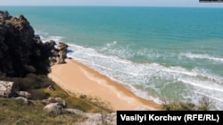 La costa del mar de Azov cerca del Parque Natural de Karalar. Crimea, distrito de Leninsky, abril de 2020