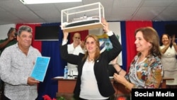 Arelys Casañola Quintana, al centro, se despide de su cargo como presidenta del Poder Popular Municipal. Detrás, Liván Fuentes Álvarez.