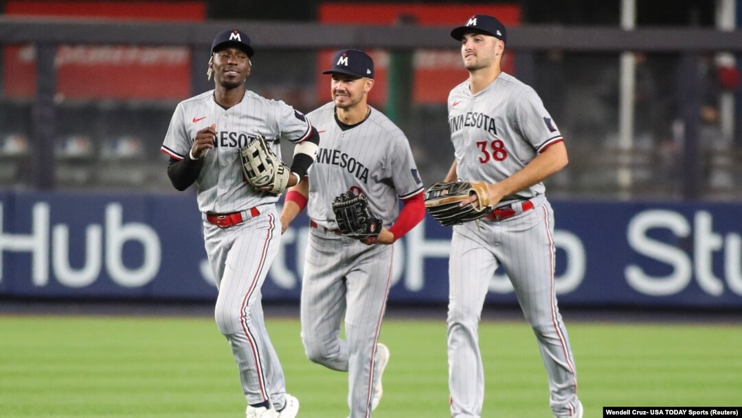 Los jardineros de los Mellizos de Minnesota Nick Gordon (1), Trevor Larnach (9) y Dalton Shuffield (38) salen del campo luego de derrotar a los Yankees de Nueva York 11-2 en el Yankee Stadium. Foto: Wendell Cruz-USA TODAY Sports