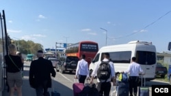 Peregrinos judíos cruzan la frontera entre Ucrania y Moldova