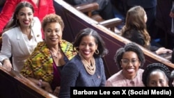 Barbara Lee (segunda desde la izquierda) en una imagen del 15 de julio de 2019 que celebra el poder político de mujeres latinas y afrodescendientes. (Lee/plataforma X).