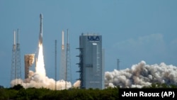 La cápsula Starliner de Boeing encima de un cohete Atlas V despega de Cabo Cañaveral con destino a la Estación Espacial Internacional. (AP/John Raoux)