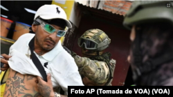 Un militar registra a un hombre en un control en Portoviejo, Ecuador, el jueves 11 de enero, en operación de seguridad tras el estallido de violencia que llevó al presiden Daniel Noboa a decretar un estado de excepción. (Foto AP)