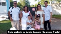 Familiares se disponen a visitar a Damas de Blanco en cárcel de Matanzas. (Cortesía de Ania Zamora)