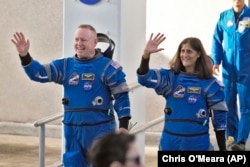 Los astronautas de la NASA Butch Wilmore, izq, y Suni Williams saludan antes de dirigirse a la plataforma de lanzamiento, el 5 de junio de 2024, en Cabo Cañaveral. (AP/Chris O'Meara)