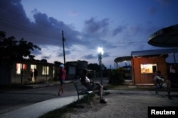 La gente se sienta en una plaza pública en La Federal, Cuba, 19 de septiembre de 2023. REUTERS/Alexandre Meneghini