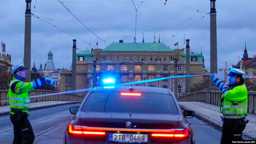 Policía monta guardia en una calle del centro de Praga, este jueves 21 de diciembre de 2023, tras un tiroteo que dejó varios muertos y heridos. (AP Foto/Petr David Josek)
