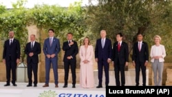 Foto de familia en la inauguración de la Cumbre del G-7 en Italia (Fotoi Luca Bruno/Aca bruno/AP)