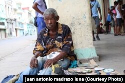 Un afrodescendiente de la tercera edad vende baratijas en un portal de La Habana (Foto cortesía Juan Antonio Madrazo Luna)