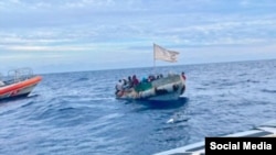 La embarcación con 47 cubanos a bordo momentos antes del rescate. (@CBPAMORegDirSE)