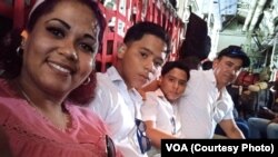 Martha Liset Sánchez (con sus hijos menores de edad al centro), y su esposo, Alberto Corzo, en el avión que los trasladó de la Base Naval de EEUU, en Guantánamo, hacia Jamaica, en mayo de 2023. (Foto: Cortesía de los entrevistados)