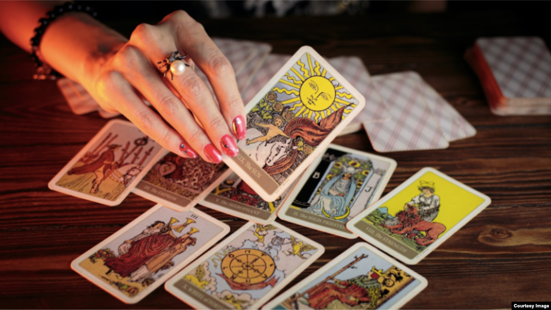 Una lectura de Tarot. Foto: Petr Sidorov, Unsplash