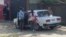 ARCHIVO. Momento en que la activista Marisol Peña y su hija de 7 años, ahora en el exilio, son conducidas en una patrulla policial hacia un interrogatorio al que la niña fue citada.