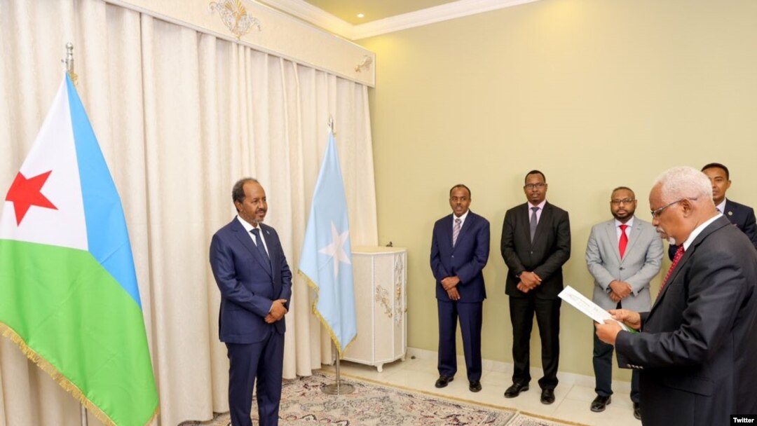 El presidente somalí, Hassan Sheikh Mohamud, recibe las cartas credenciales del embajador de Cuba en Somalia, Juan Manuel Rodríguez. Foto tomada de la cuenta oficial del presidente Mohamud en Twitter, @TheVillaSomalia, el 4 de abril de 2023.