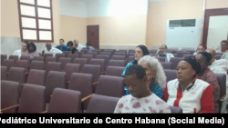 Trabajadores del Hospital Pediátrico de Centro Habana escuchan las nuevas medidas del Ministerio de Salúd, el 29 de diciembre de 2023.