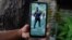 Un familiar muestra la foto de un joven cubano reclutado por Rusia para luchar contra Ucrania. (REUTERS/Alexandre Meneghini/Archivo)