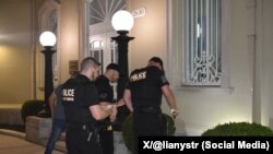 La policía metropolitana revisa el lugar donde impactaron los cócteles molotov lanzados por un individuo contra la embajada de Cuba en Washington, DC. (Foto: X/@lianystr)