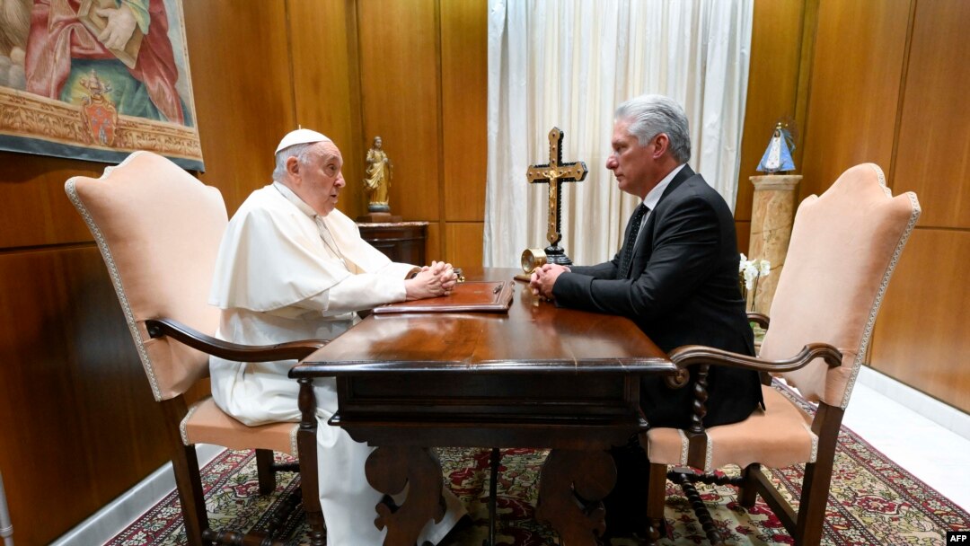  Francisco y Díaz-Canel conversaron durante 40 minutos. (VATICAN MEDIA/AFP)