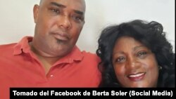 El opositor y exprisionero político Ángel Moya y su esposa, la líder de las Damas de Blanco Berta Soler. (Tomado del Facebook de Berta Soler)