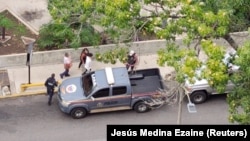 El momento de la detención de Carmela Longo, en su residencia de Caracas, el 25 de agosto. (esus Medina Ezaine/via REUTERS)