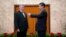 Una relación de larga data: el presidente chino Xi Jinping recibe a Díaz-Canel durante la visita del cubano a Beijing, en junio de 2013, en calidad de primer vicepresidente del Consejo de Estado.