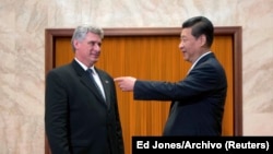 Una relación de larga data: el presidente chino Xi Jinping recibe a Díaz-Canel durante la visita del cubano a Beijing, en junio de 2013. (REUTERS/Ed Jones/Pool)