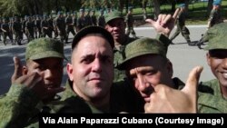  Cubanos posan como soldados del 137 Regimiento de paracaidistas, ubicado en la ciudad de Riazán. (Foto Cortesía Alain Paparazzi Cubano)