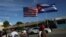 Emigrados ondean banderas estadounidenses y cubanas frente al restaurante Versailles, en Miami. (REUTERS/Marco Bello/Archivo).