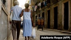 Ancianos caminan tomados del brazo por una calle de La Habana. (Adalberto Roque/AFP/Archivo)