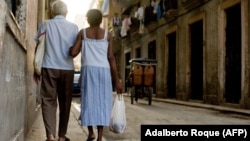 Ancianos caminan tomados del brazo por una calle de La Habana. Cuba es el país más envejecido de América Latina y el Caribe.(Adalberto Roque/AFP/Archivo)